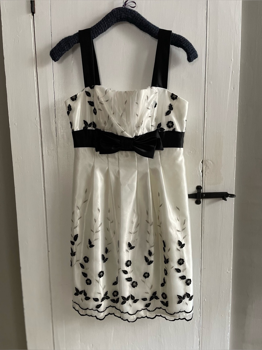 Vintage GUNNE SAX Jessica McClintock White Dress with black floral embroidery 7